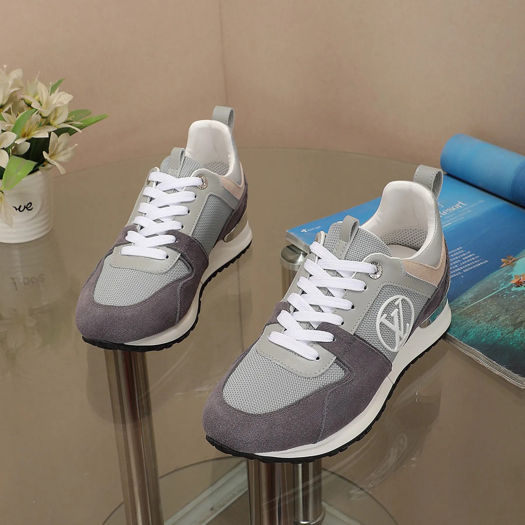 👟👟Ex-factory price 400👟👟 Men's size +10 🔥🔥🔥4046 Louis Vuitton official website synchronized sneakers, this Run Away sneaker is inspired by running shoe design, highlighting Louis Vuitton's iconic tone, technical mesh fabric mixed with suede and metallic cow leather, with wedge-shaped rubber outsole, LV letters written on the side, LV engraved on the metal shock-absorbing structure Circle logo, hidden insole subtly increases the height, reproduces the classic design of Louis Vuitton shoe series. The code number is 35-42 for women and 39-46 for men.